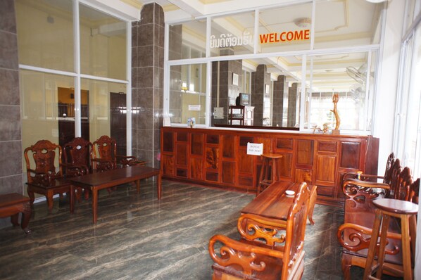 Lobby sitting area - Malany Hotel (Vang Vieng)
