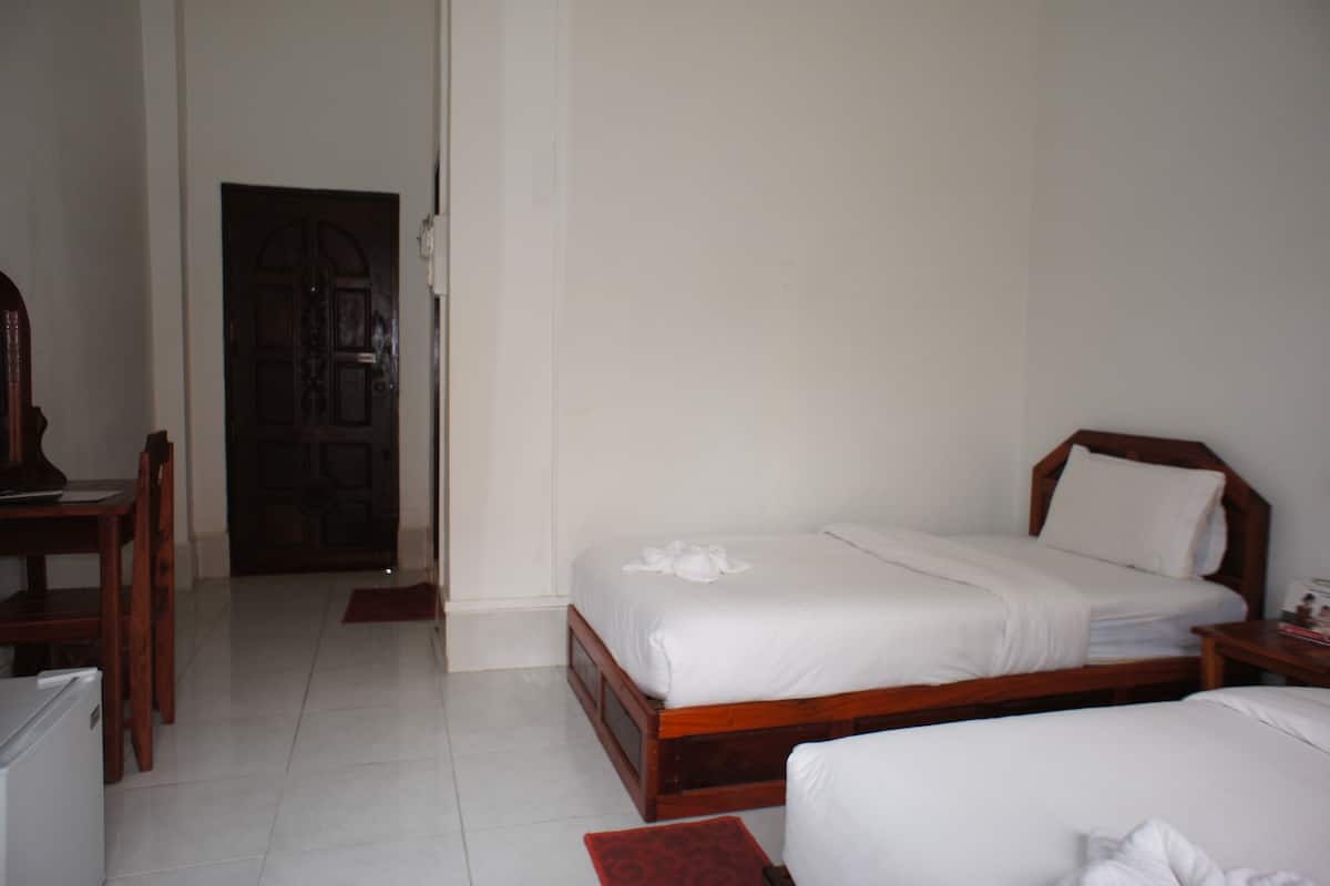 Twin Room | Desk, free WiFi