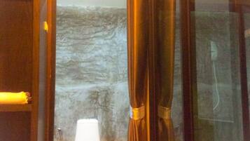 Deluxe Garden Room | Bathroom | Shower, free toiletries