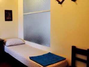 Desk, free WiFi, bed sheets - DMK Hostel Donmueang Airport (Bangkok)