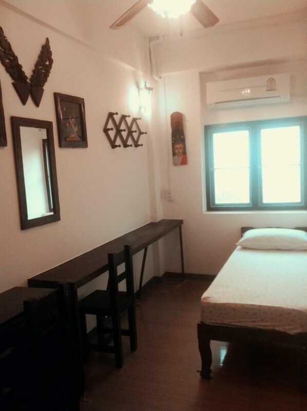 Mini Single Room (Shared Bathroom) | Desk, free WiFi, bed sheets