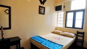 Small Room with queen bed - Shared Bathroom & Air-Con | Desk, free WiFi, bed sheets