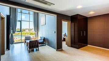 Royal Suite | Chăn bông, nệm cao su hoạt tính (memory foam), phòng cách âm