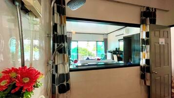 Deluxe Room, Sea View | Bathroom | Shower, free toiletries, hair dryer, bathrobes