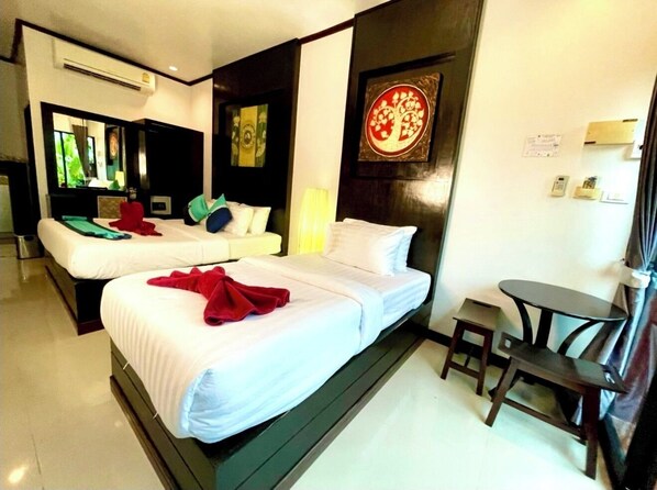 Twin Sea Beach  Room | Coffres-forts dans les chambres, bureau, lits pliants/supplémentaires