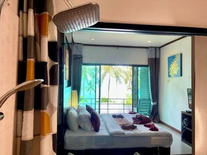Sea View Room | Bathroom | Shower, free toiletries, hair dryer, bathrobes