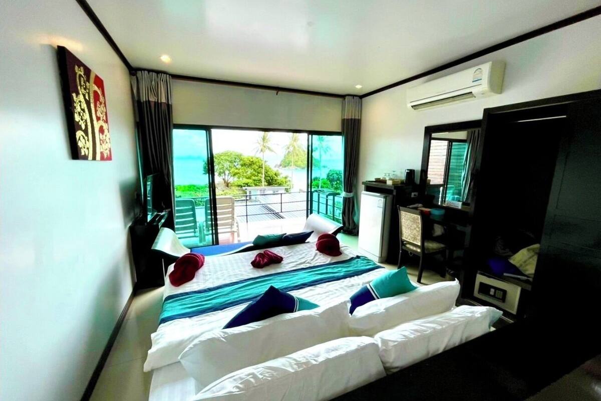 Deluxe Room, Sea View | In-room safe, desk, rollaway beds, free WiFi