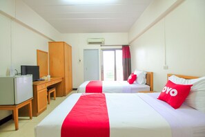 Kamar Twin Standar | Meja kerja, ruang kerja ramah laptop, Wi-Fi gratis, dan seprai linen