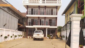 Un edificio de dos pisos con un letrero que dice "Malany Villa".