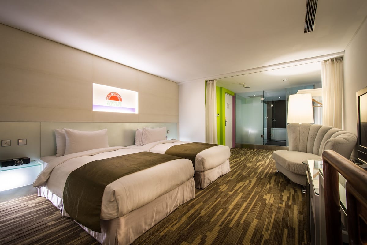 Down comforters, in-room safe, desk, blackout drapes