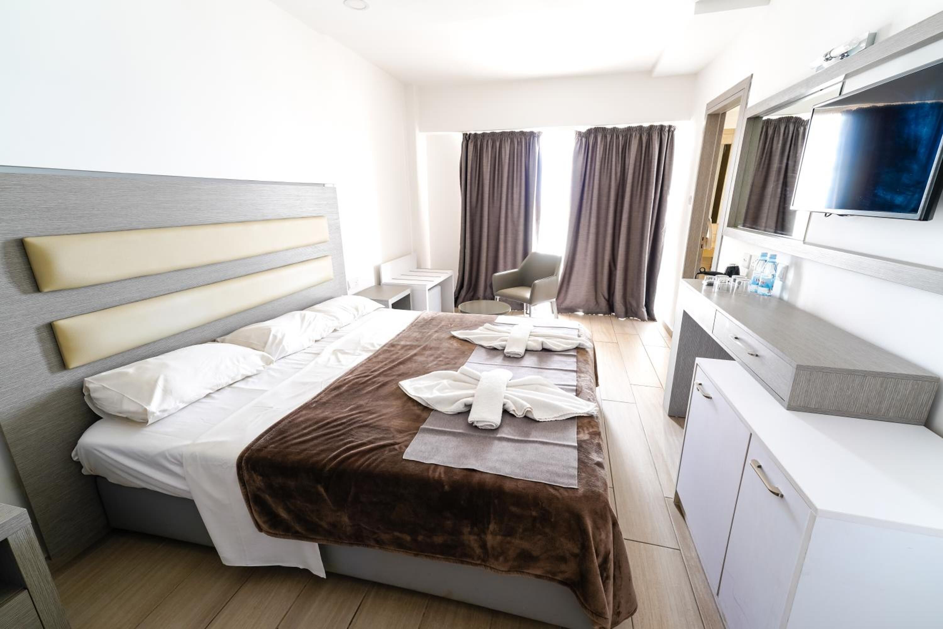 Desk, rollaway beds