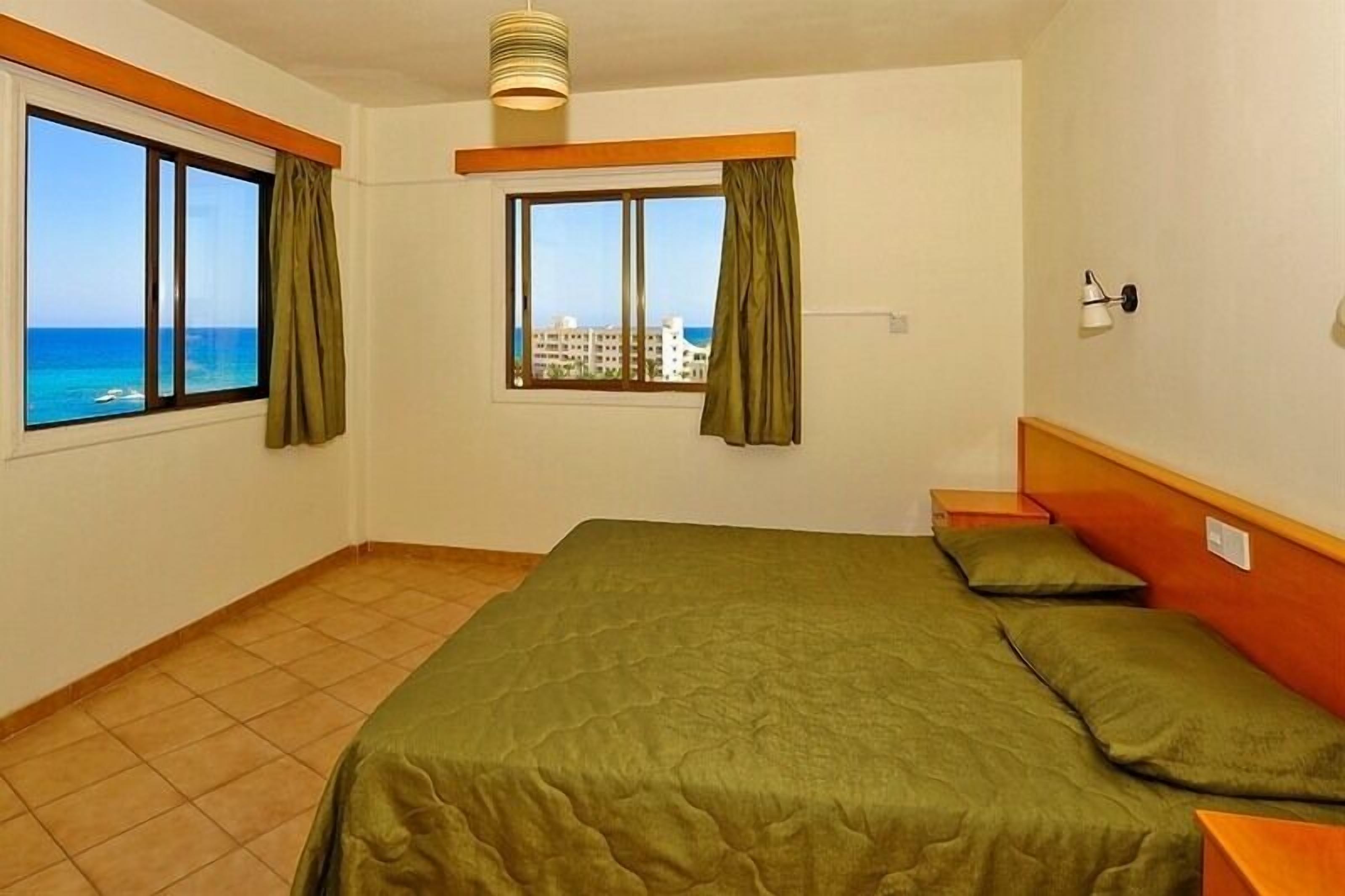 Apartment | Desk, rollaway beds