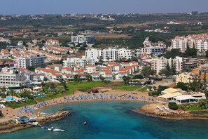 Una spiaggia nelle vicinanze, lettini da mare, ombrelloni