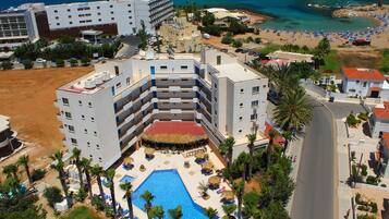 Udendørs pool, parasoller, liggestole