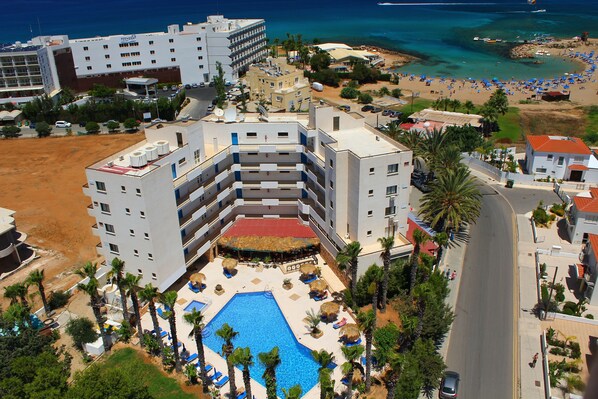 Piscina all'aperto, ombrelloni da piscina, lettini