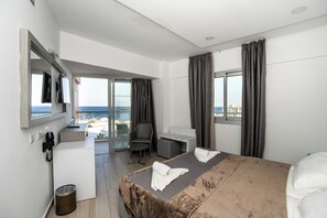Desk, rollaway beds - Captain Pier (Protaras)