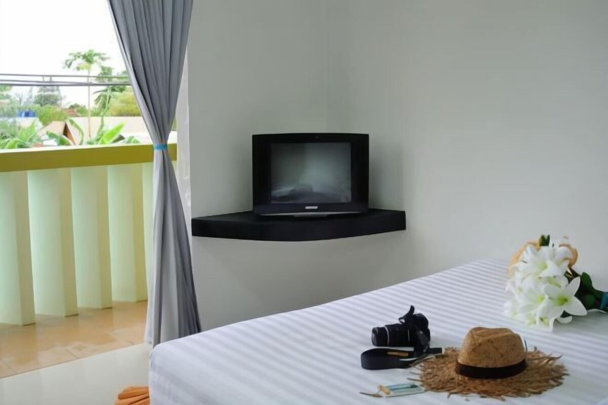 In-room safe, desk, WiFi (free)