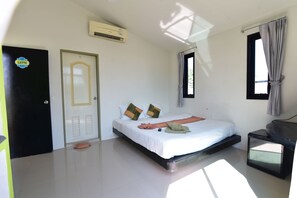 Latte Room | In-room safe, desk, free WiFi - Harmony Bed and Bakery (Koh Lipe)