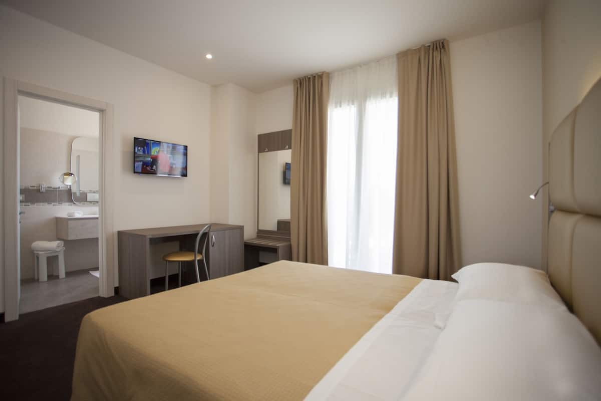 Dobbeltrom, balkong | Safe på rommet, skrivebord, lydisolert og wi-fi (inkludert)