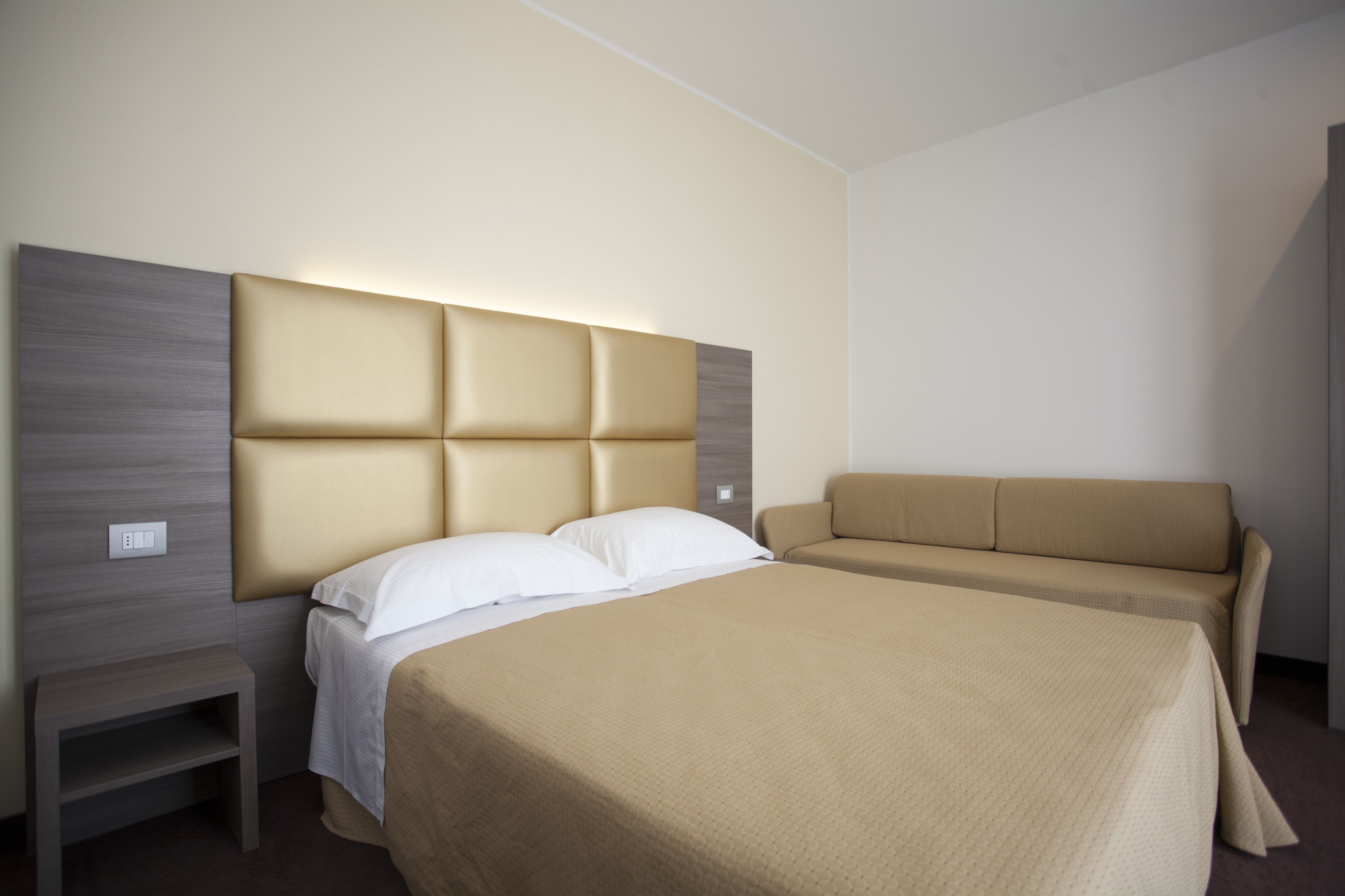 classic room, balcony | in-room safe, desk, soundproofing, free wifi