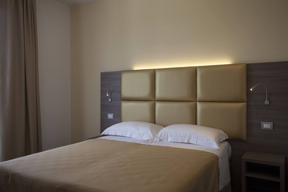 classic room, balcony | in-room safe, desk, soundproofing, free wifi