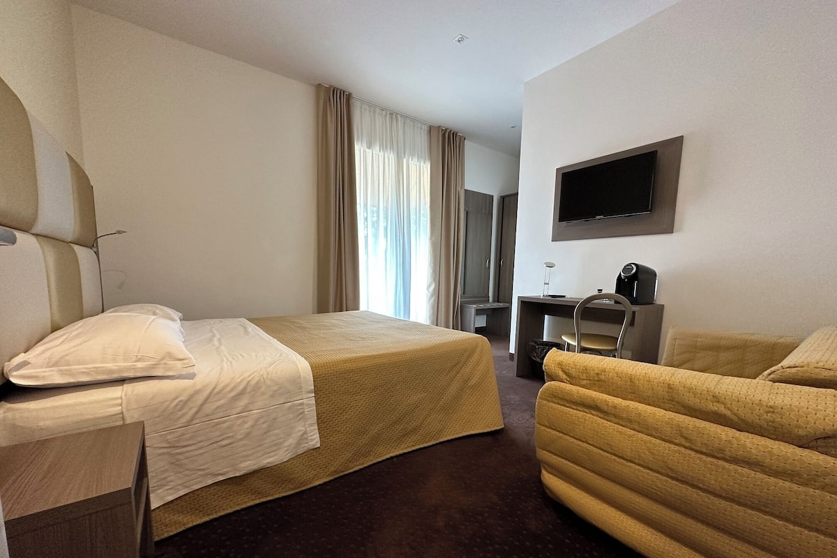 Tremannsrom, balkong | Safe på rommet, skrivebord, lydisolert og wi-fi (inkludert)