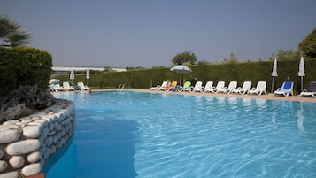 Piscine couverte, piscine extérieure, parasols de plage, chaises longues