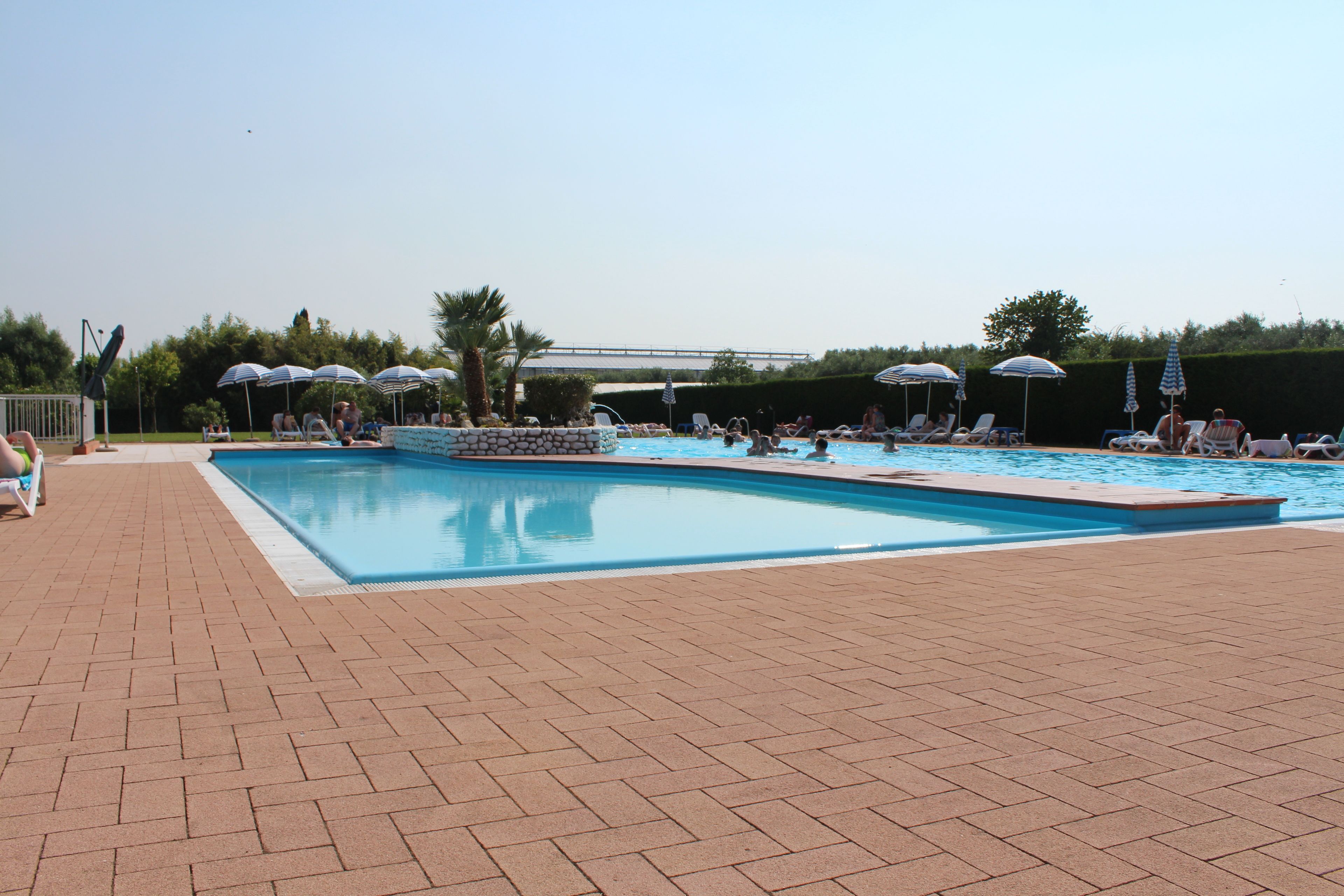 Piscine extérieure, parasols de plage, chaises longues