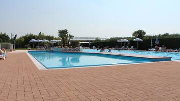 Kolam renang outdoor, dengan payung kolam renang dan kursi berjemur