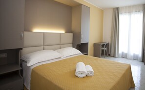 Habitación triple básica, balcón | Caja de seguridad en la habitación, escritorio y insonorización 