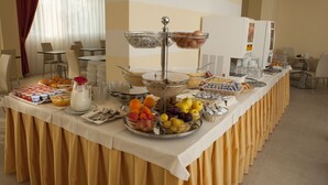 A buffet table with various food items and a coffee machine. - Hotel Bella Lazise (Lazise)