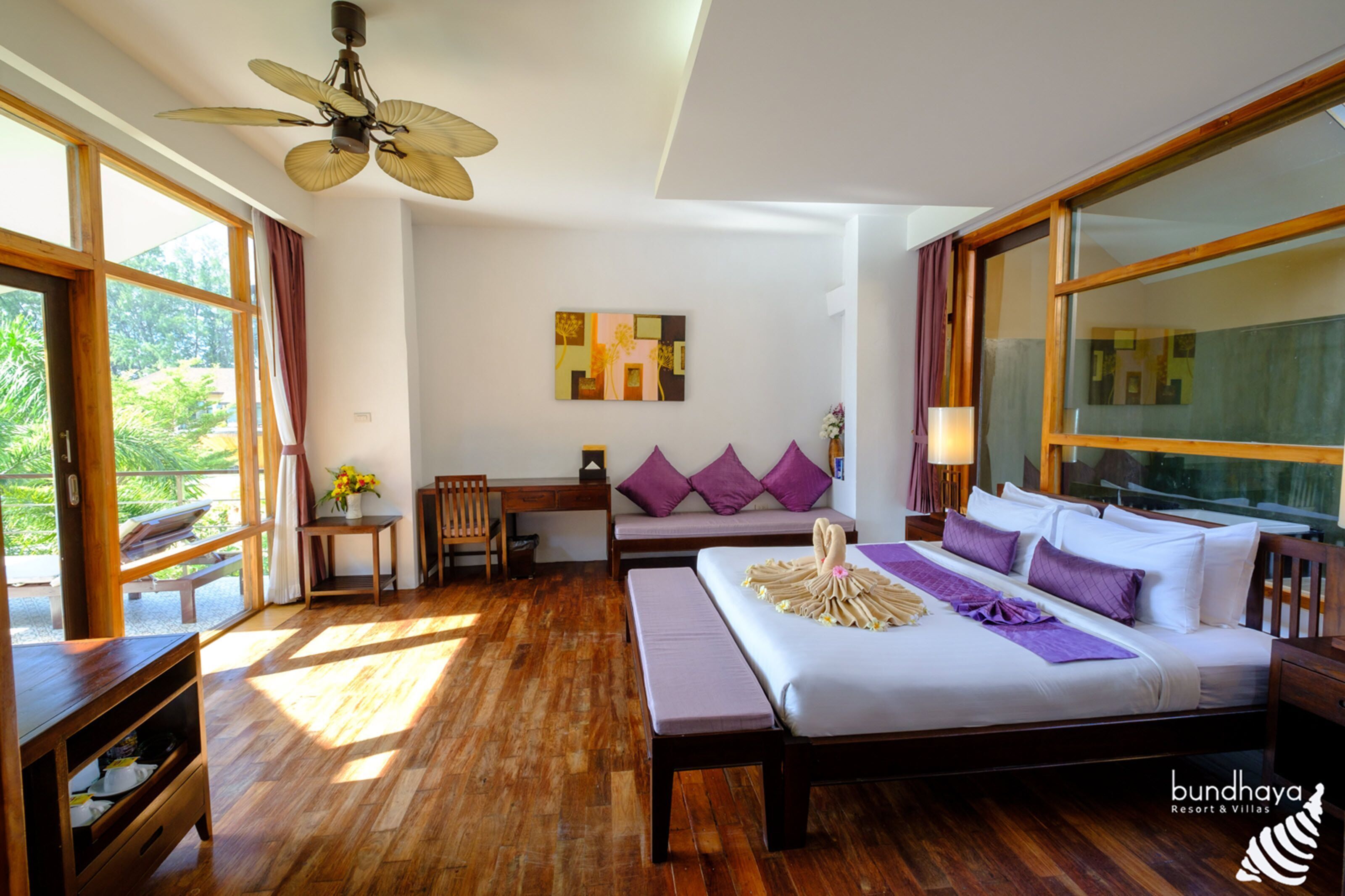 Roupas de cama premium, frigobar, cofres nos quartos, escrivaninha