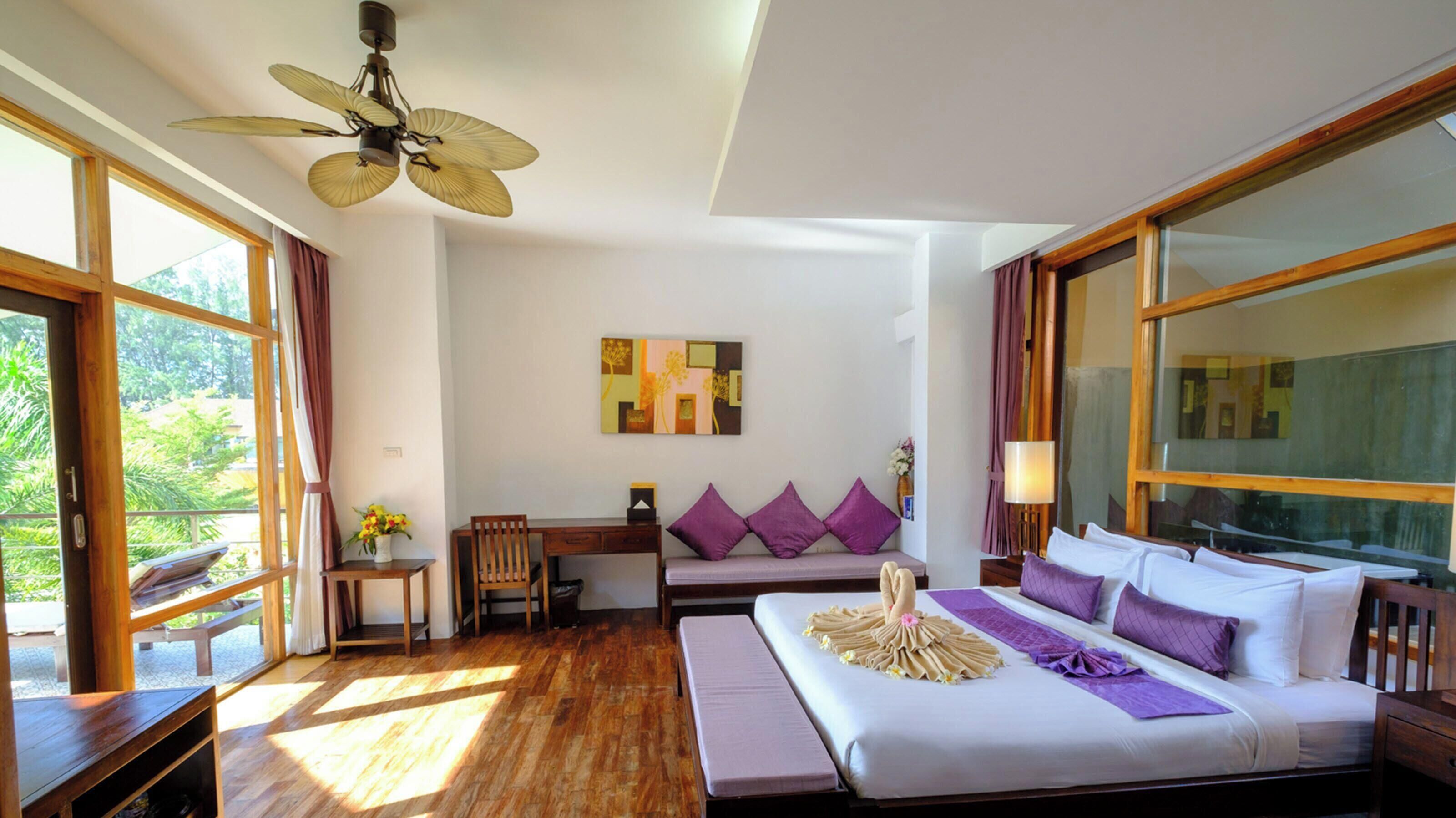 Ylelliset vuodevaatteet, minibaari, tallelokero huoneessa, työpöytä