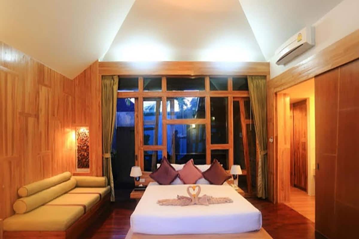 Ylelliset vuodevaatteet, minibaari, tallelokero huoneessa, työpöytä