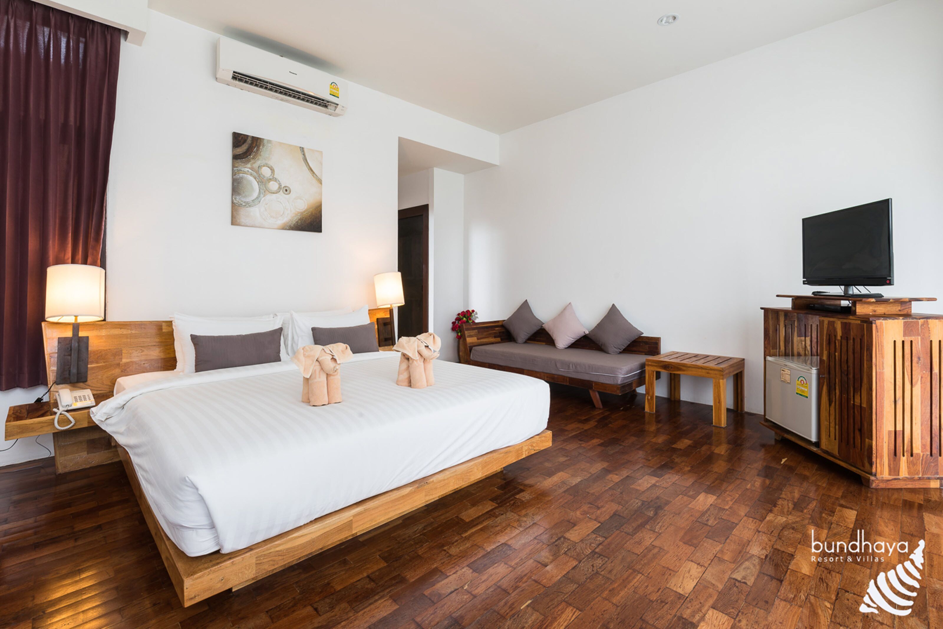 Roupas de cama premium, frigobar, cofres nos quartos, escrivaninha