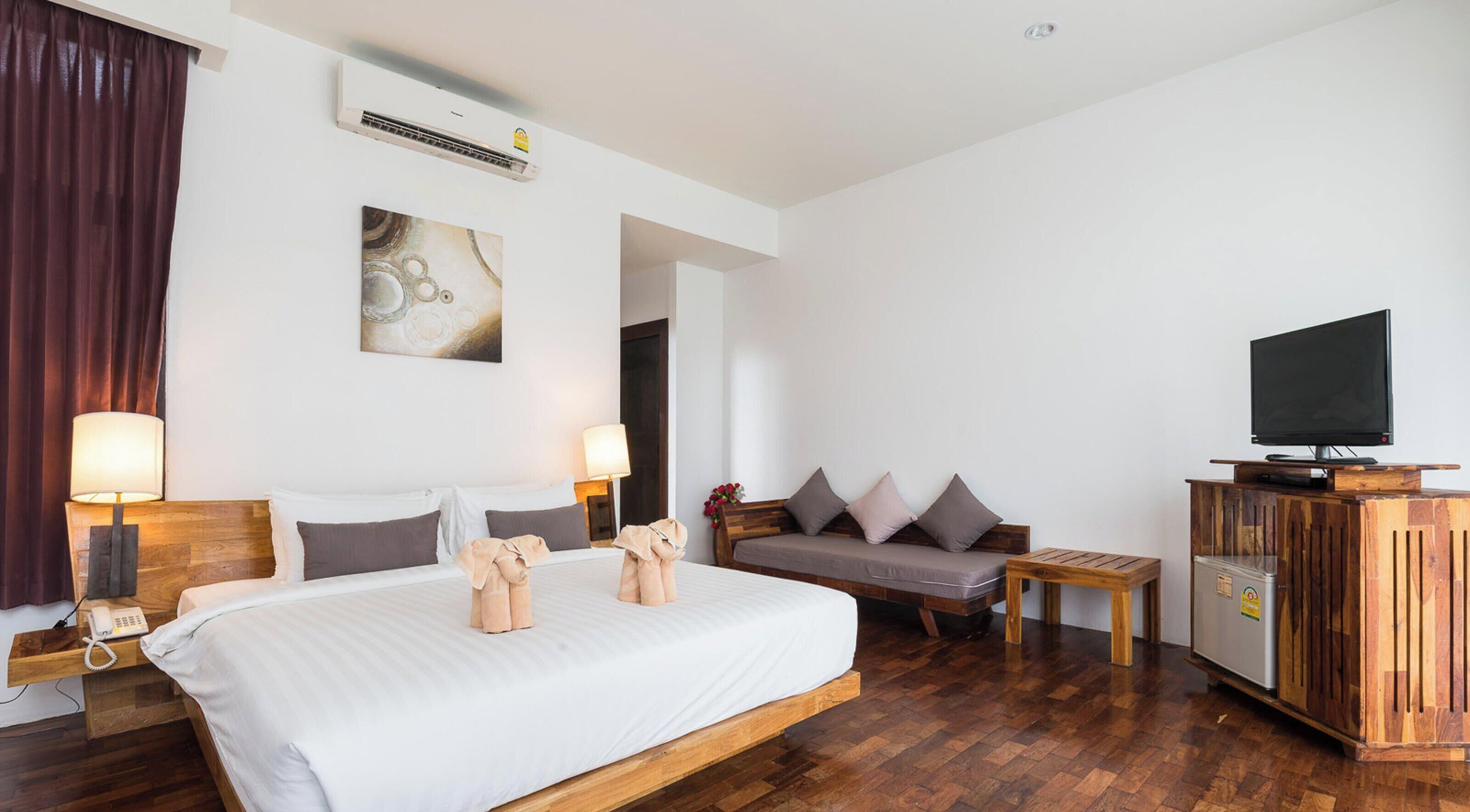 Ylelliset vuodevaatteet, minibaari, tallelokero huoneessa, työpöytä