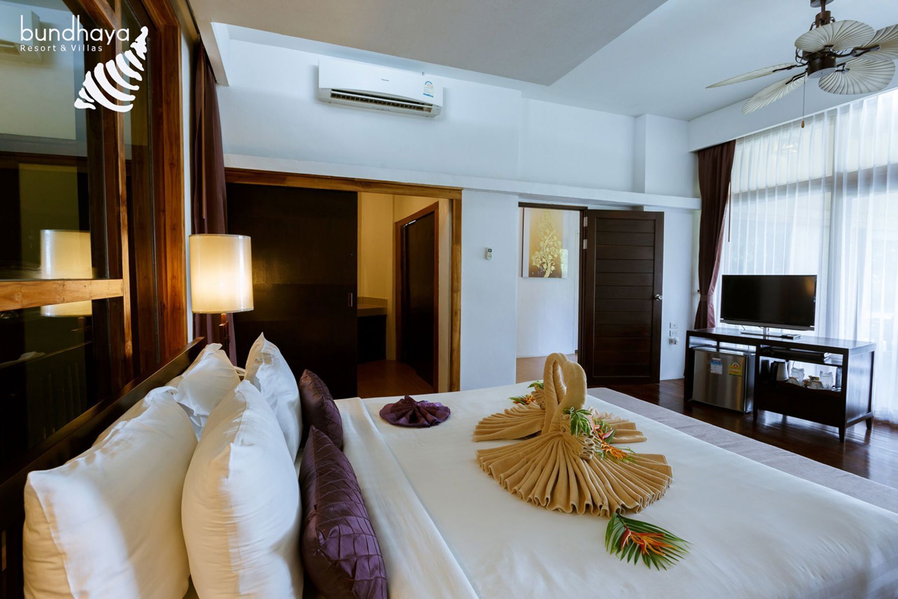 Roupas de cama premium, frigobar, cofres nos quartos, escrivaninha