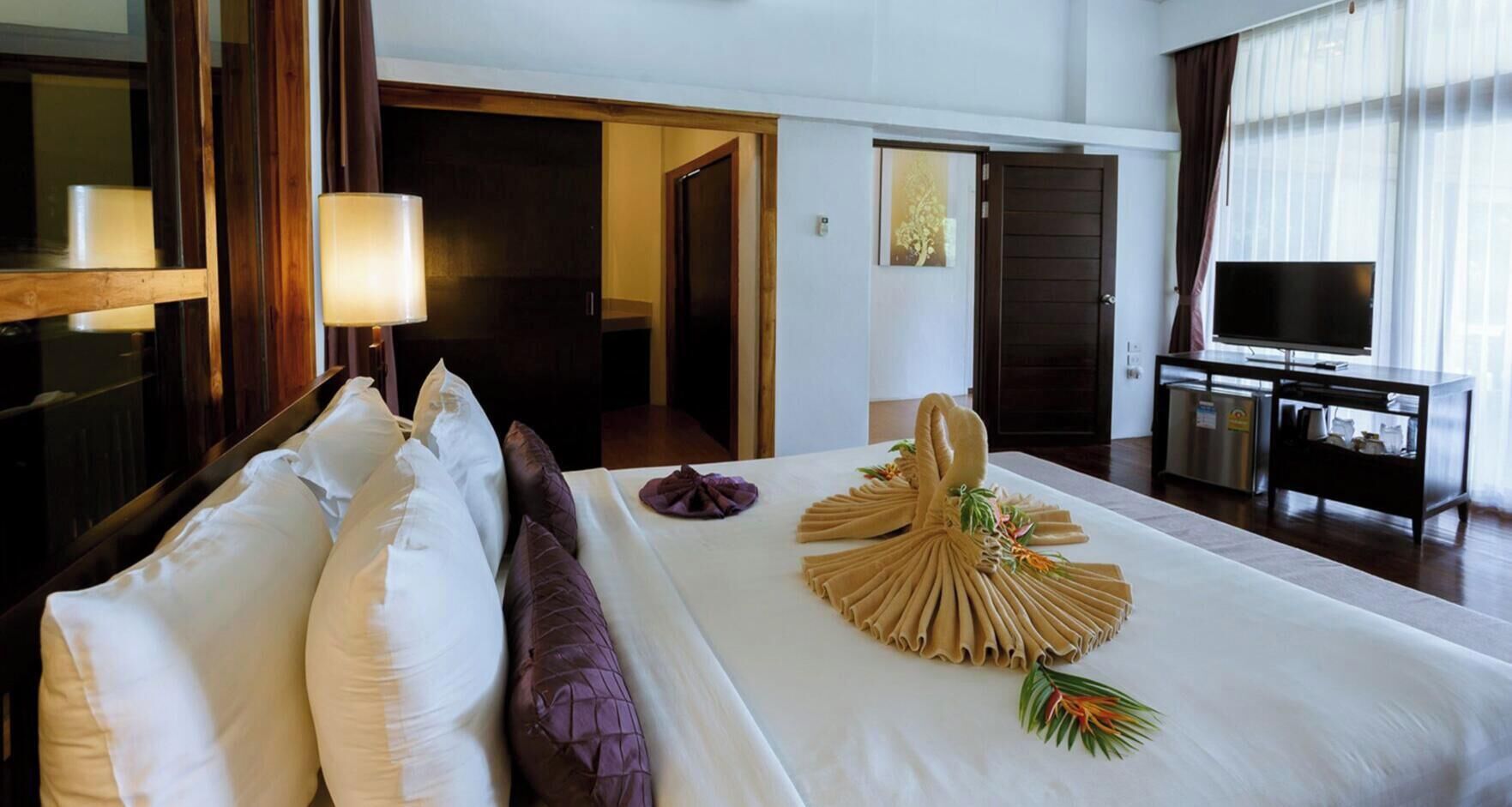 Ylelliset vuodevaatteet, minibaari, tallelokero huoneessa, työpöytä