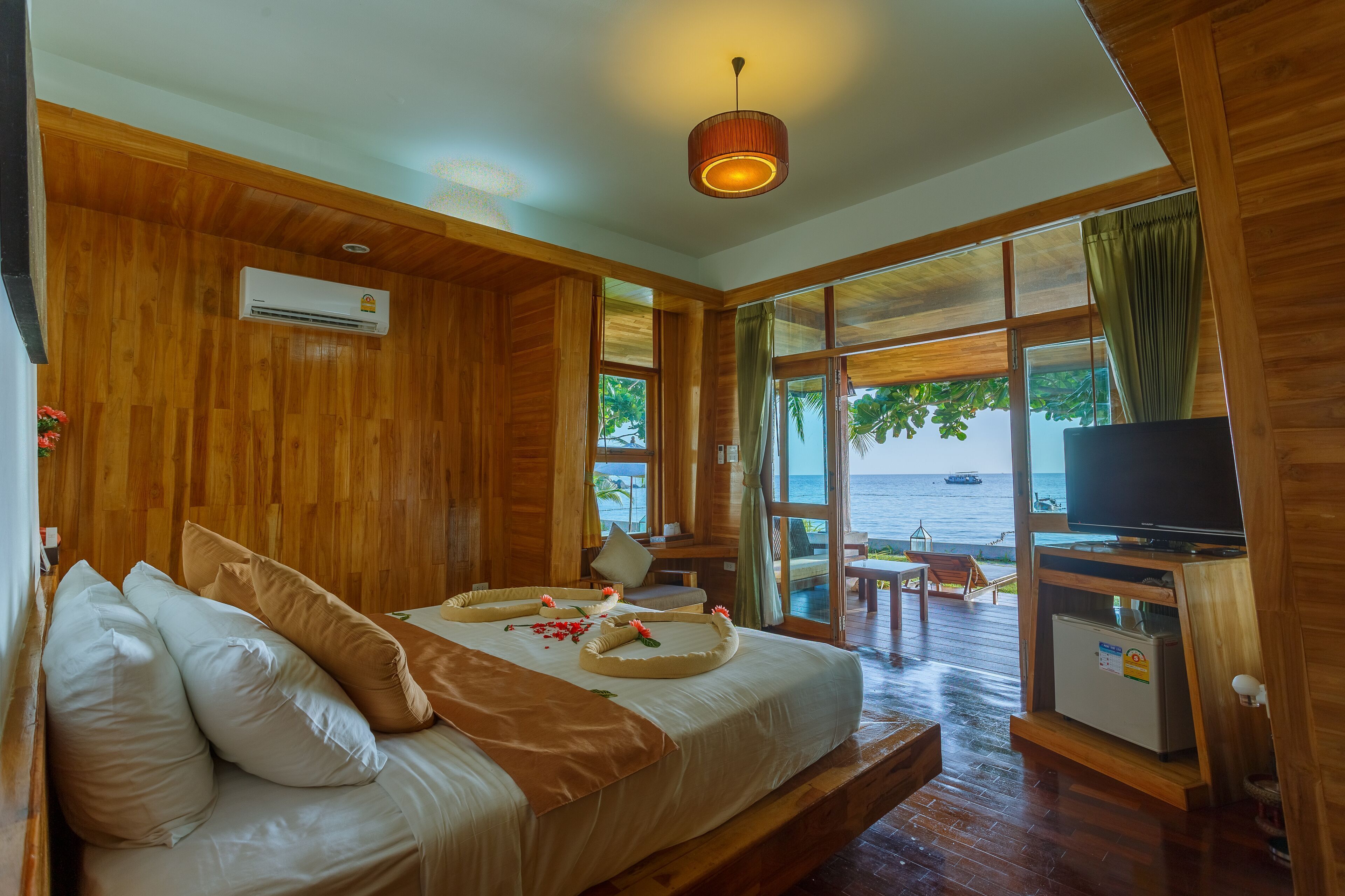 Roupas de cama premium, frigobar, cofres nos quartos, escrivaninha