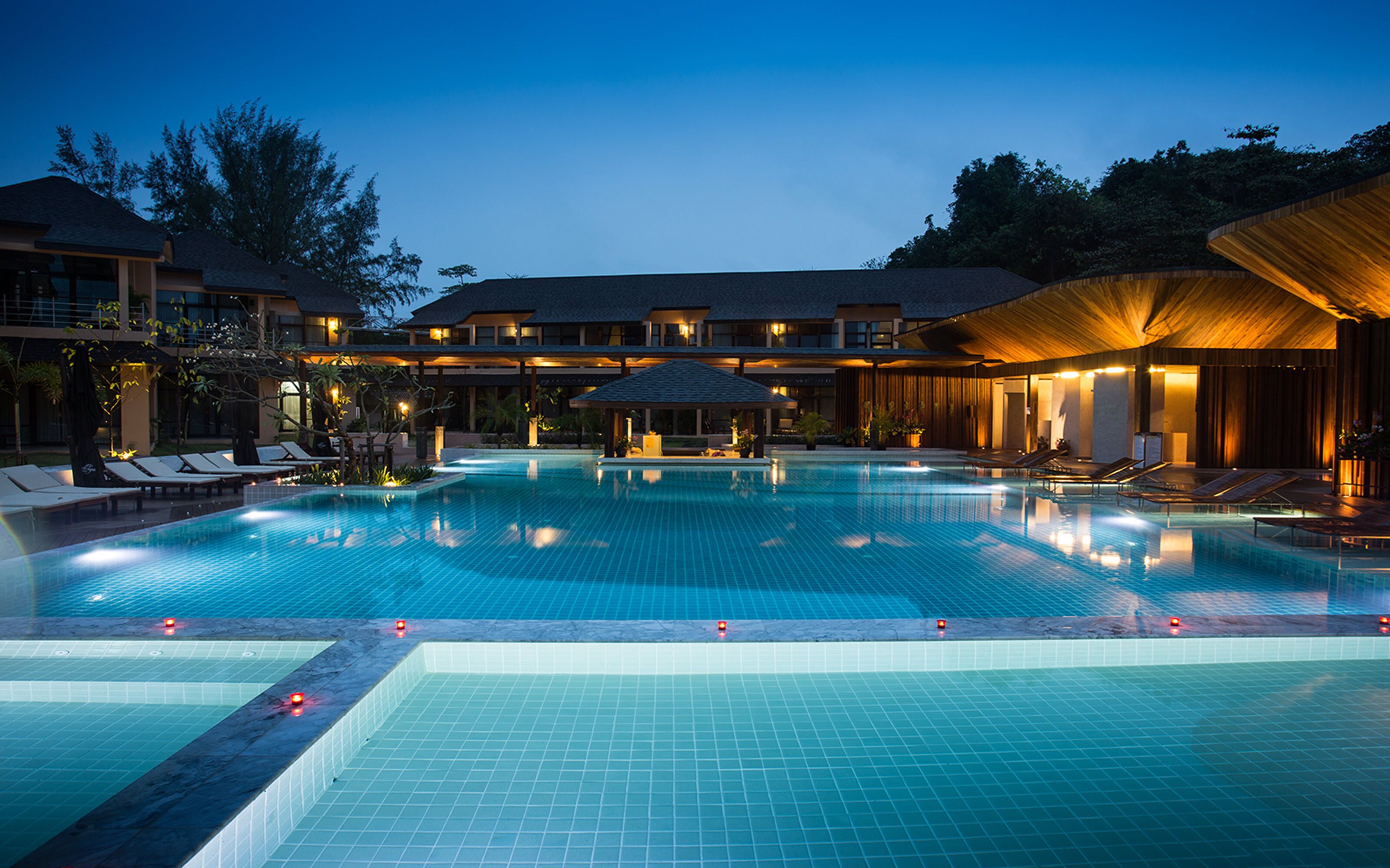 Piscina all'aperto, ombrelloni da piscina, lettini