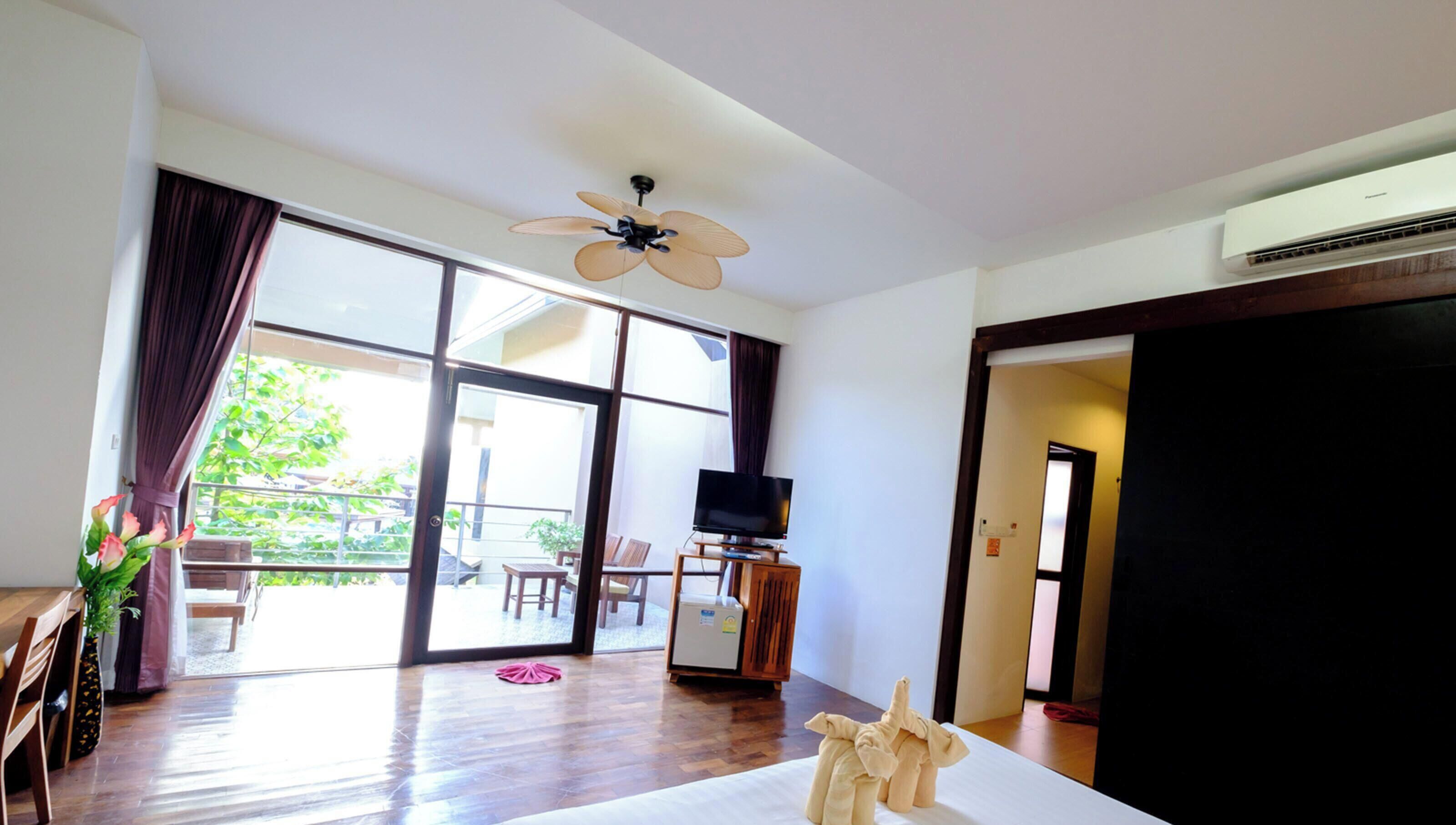 Ylelliset vuodevaatteet, minibaari, tallelokero huoneessa, työpöytä