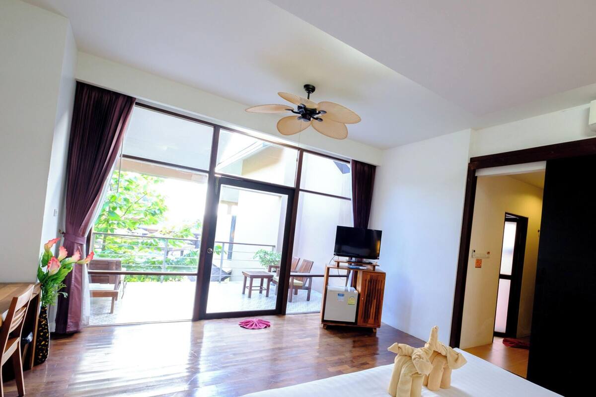 Ylelliset vuodevaatteet, minibaari, tallelokero huoneessa, työpöytä