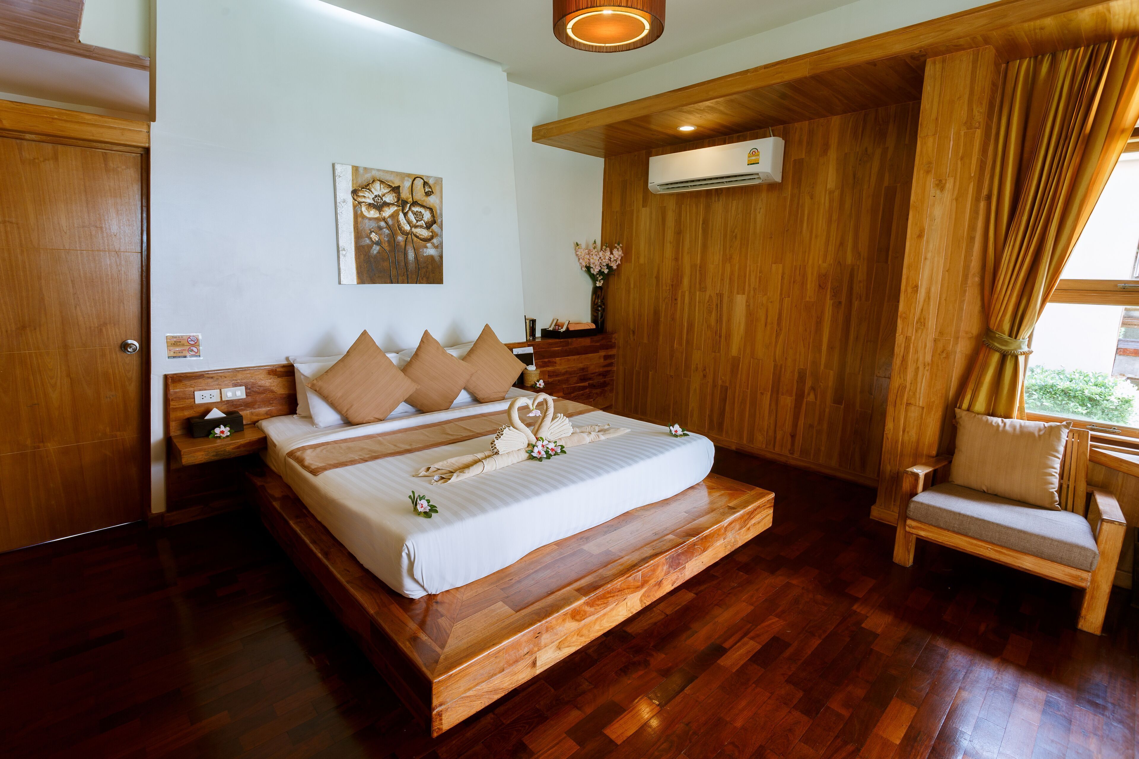 Roupas de cama premium, frigobar, cofres nos quartos, escrivaninha