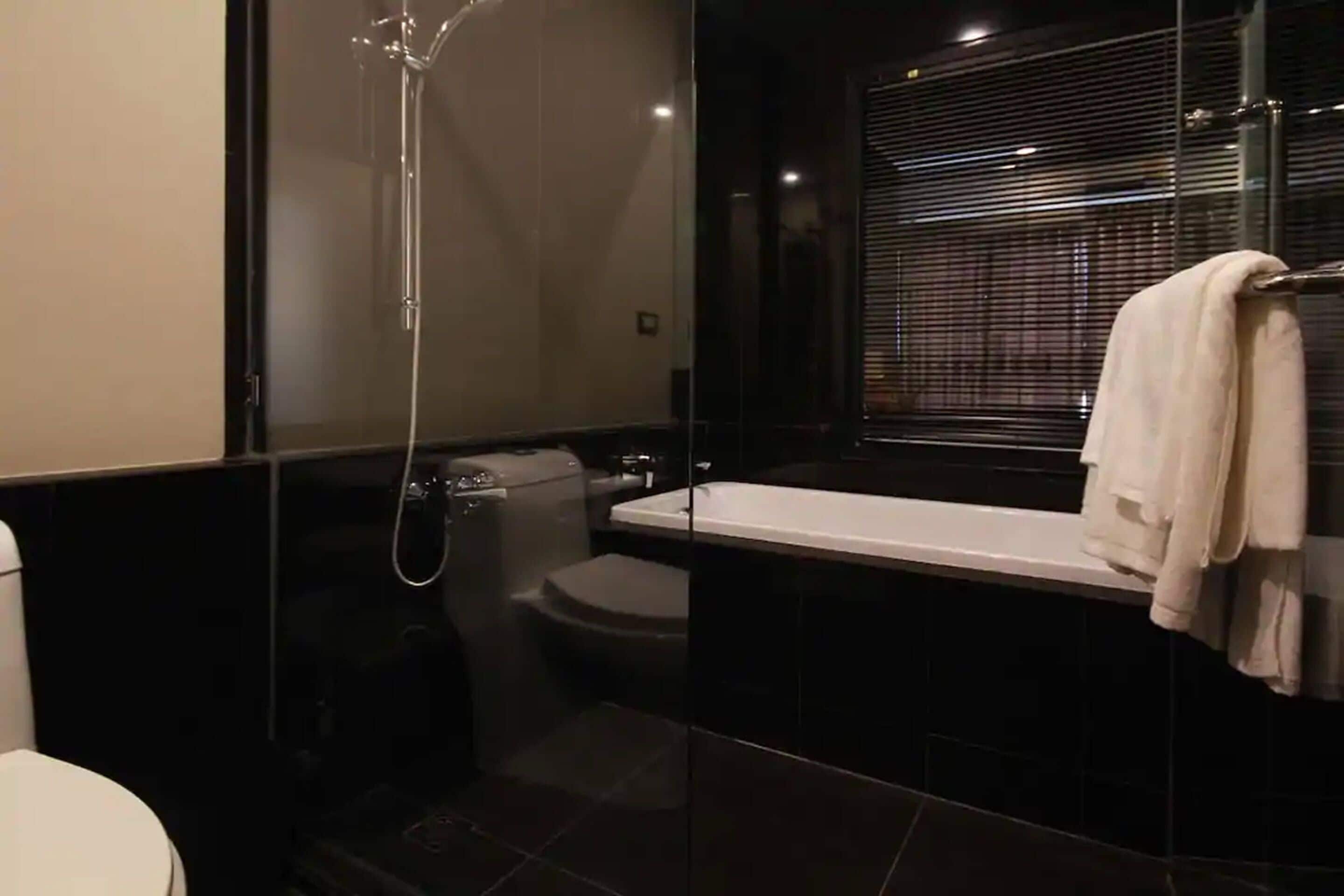 suite, 1 bedroom | bathroom | free toiletries, hair dryer