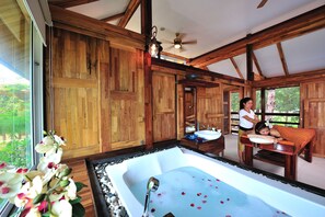 Couples treatment rooms, body treatments, aromatherapy, body scrubs