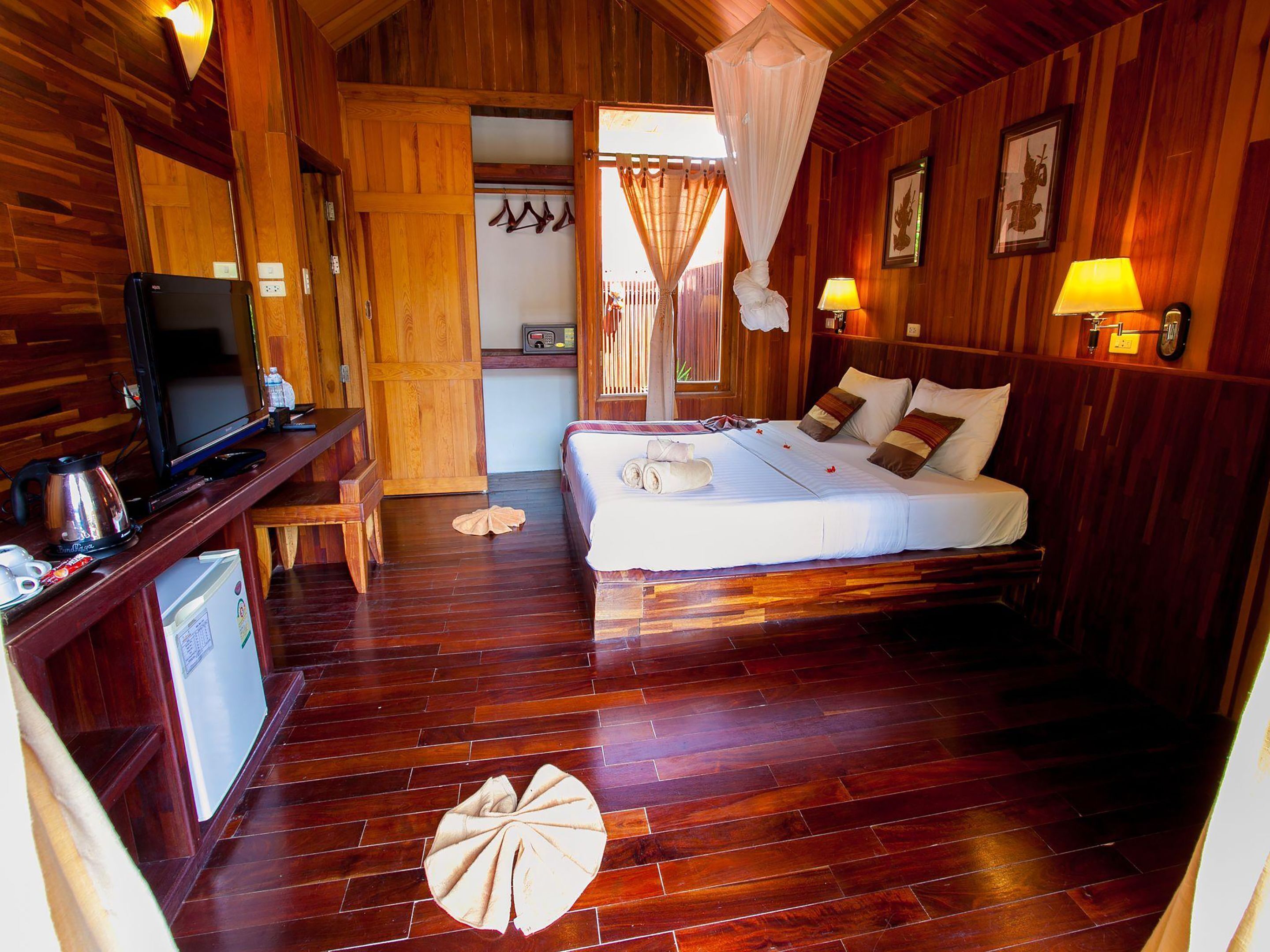 In-room safe, desk, rollaway beds, free WiFi