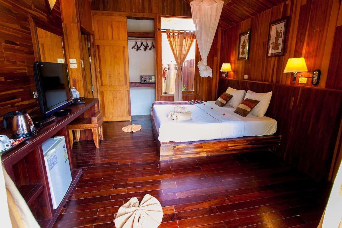 In-room safe, desk, rollaway beds, free WiFi