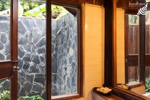 In-room safe, desk, rollaway beds, free WiFi - Bundhaya Resort Koh Lipe (Koh Lipe)