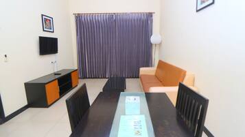 Suite, vue ville | Literie de qualité supérieure, décoration personnalisée, bureau