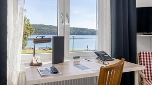 Ein Schreibtisch mit Lampe, Telefon und einem Schild, das einen Raum für Geschäftsreisen kennzeichnet.
